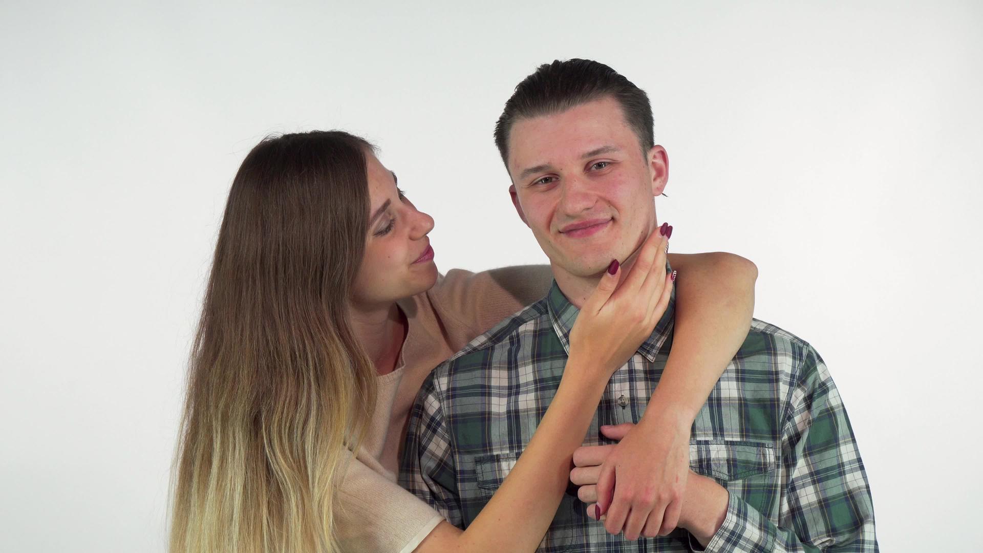 可爱的年轻情侣互相拥抱视频的预览图