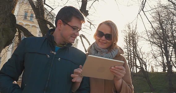 两对夫妇用石板在高原上行走视频的预览图
