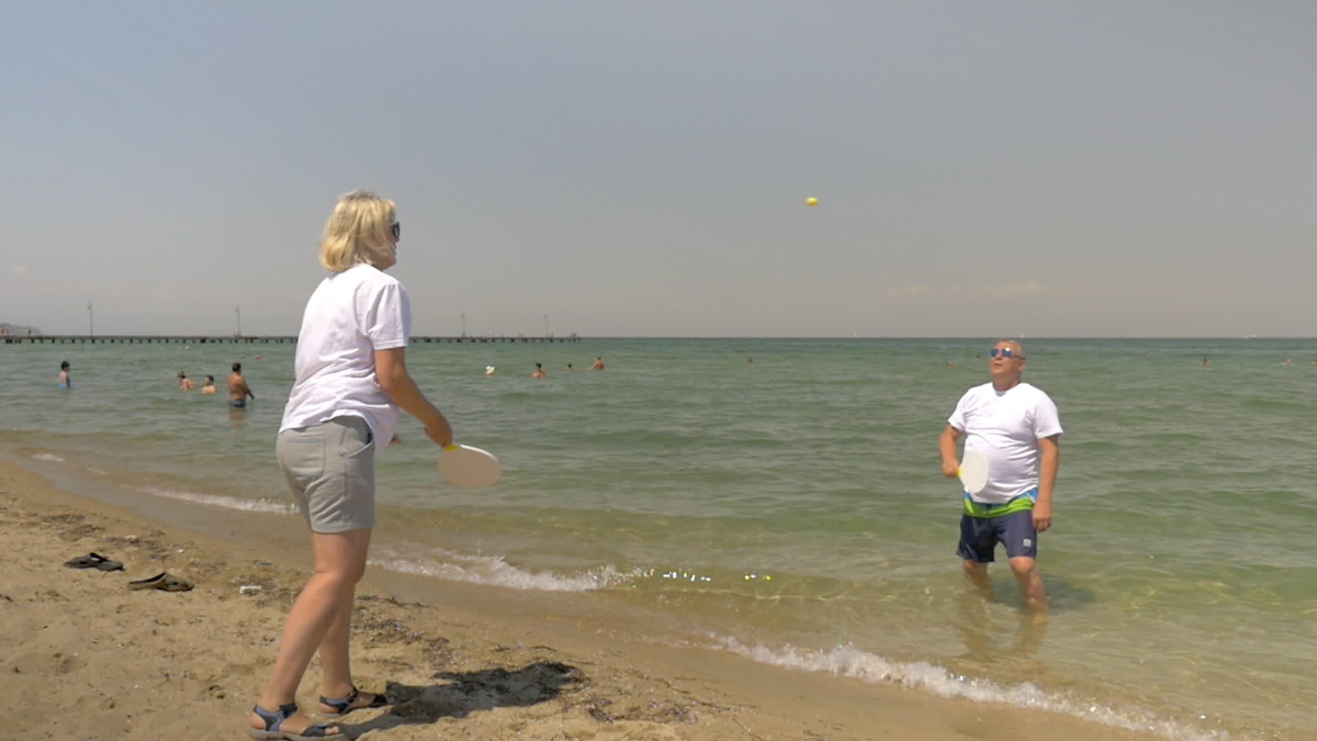 人们在海滩上玩沙滩网球视频的预览图