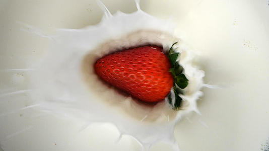 慢动作草莓牛奶特效视频的预览图