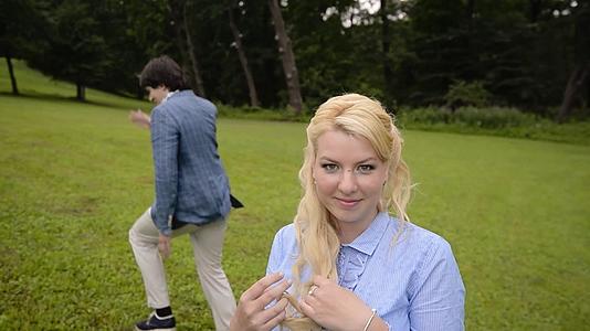 年轻可爱的情侣在夏天在公园里玩得开心浪漫的约会或恋爱视频的预览图