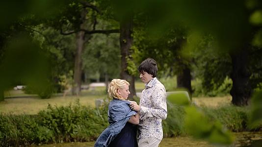 夏天一对年轻可爱的情侣在公园里浪漫约会或恋爱视频的预览图