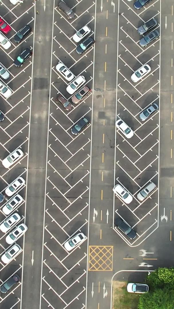 航拍城市停车场道路交通密集汽车材料密集视频的预览图