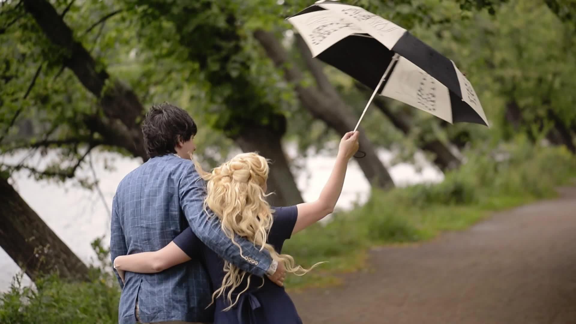 夏天一对年轻可爱的情侣在公园里浪漫约会或恋爱视频的预览图