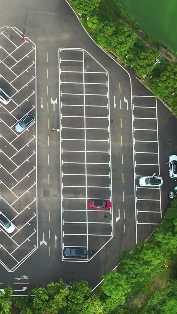 航拍城市停车场道路交通密集汽车材料密集视频的预览图