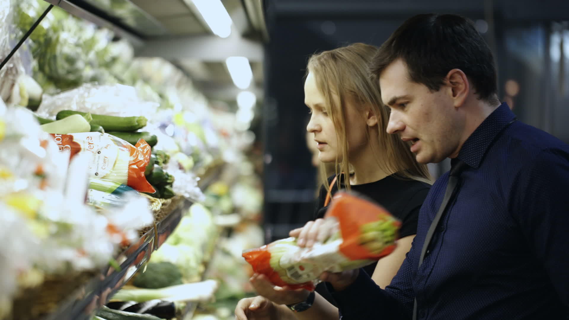 男人和女人在杂货店买新鲜蔬菜视频的预览图