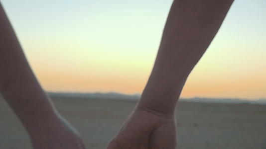 日落时双亲握手相爱视频的预览图