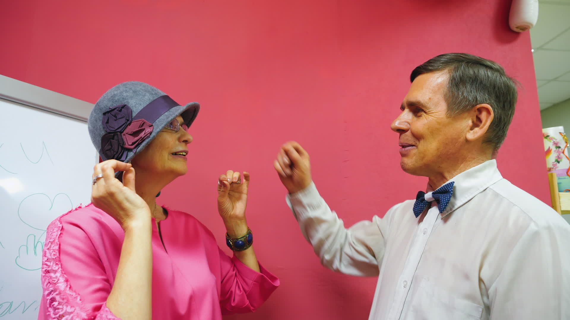 两对老年男女在约会时调情考虑女人的帽子看女人的份额视频的预览图