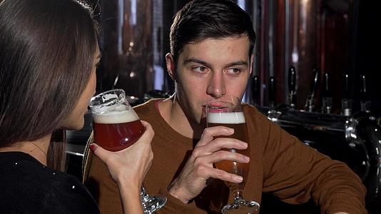 英俊的男人和在酒吧喝酒喝啤酒享受啤酒视频的预览图