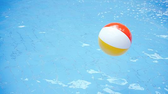 4k充气水球漂浮荡漾游泳池水面视频的预览图