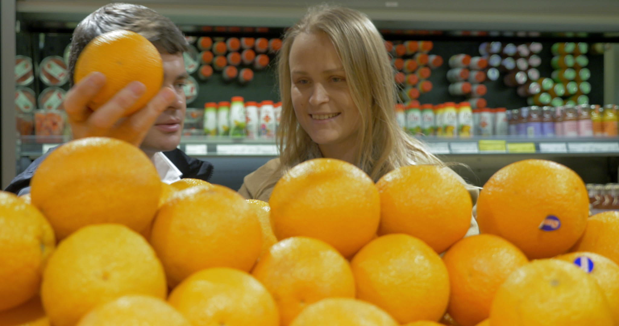男人和女人选择橘子视频的预览图