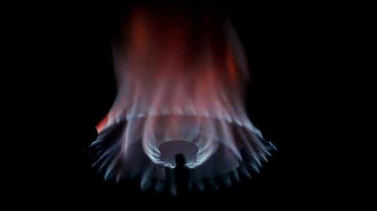 煤气灶火焰开启实拍视频素材视频的预览图