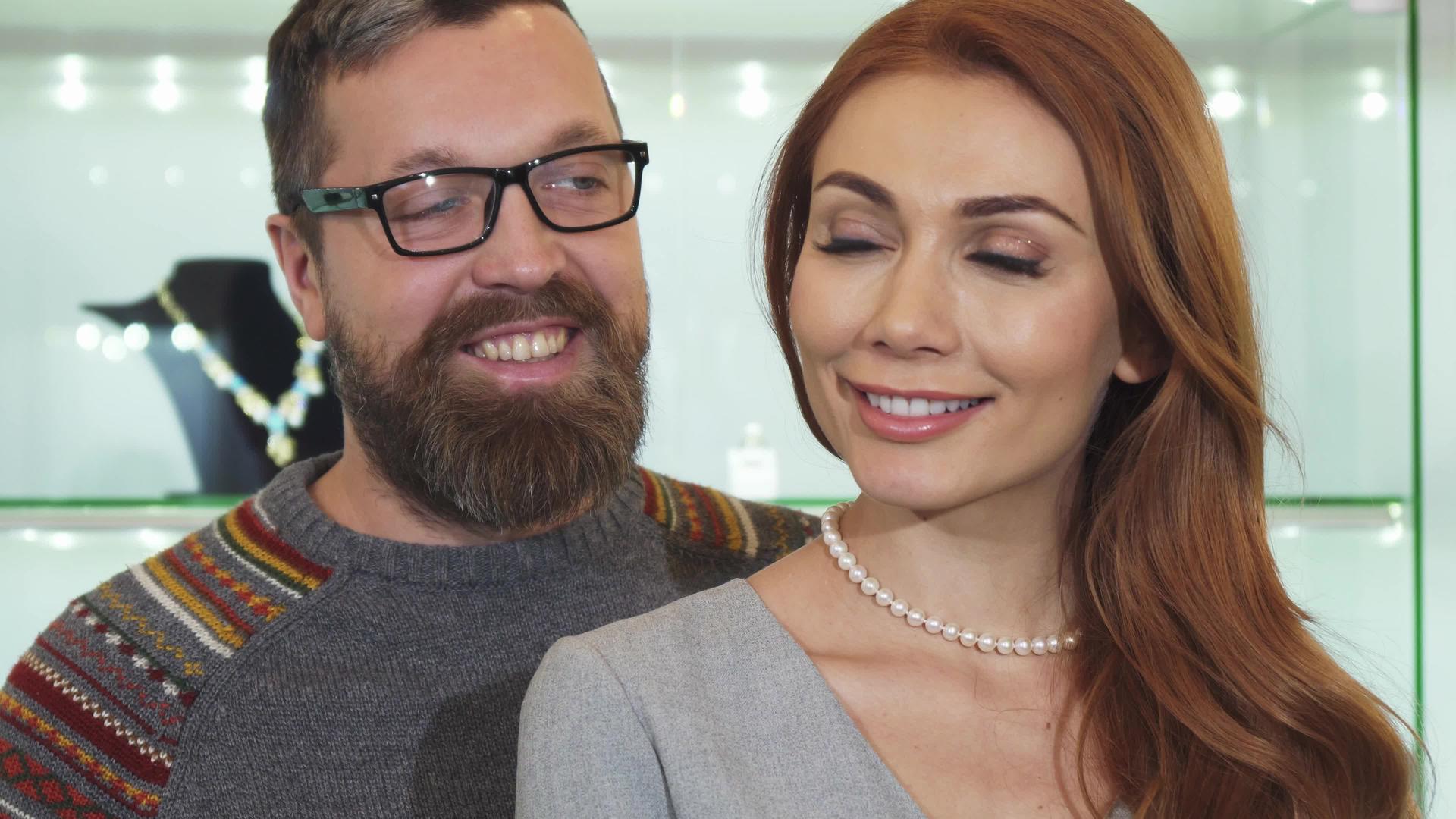 美丽的女人接受珍珠项链作为丈夫的礼物视频的预览图