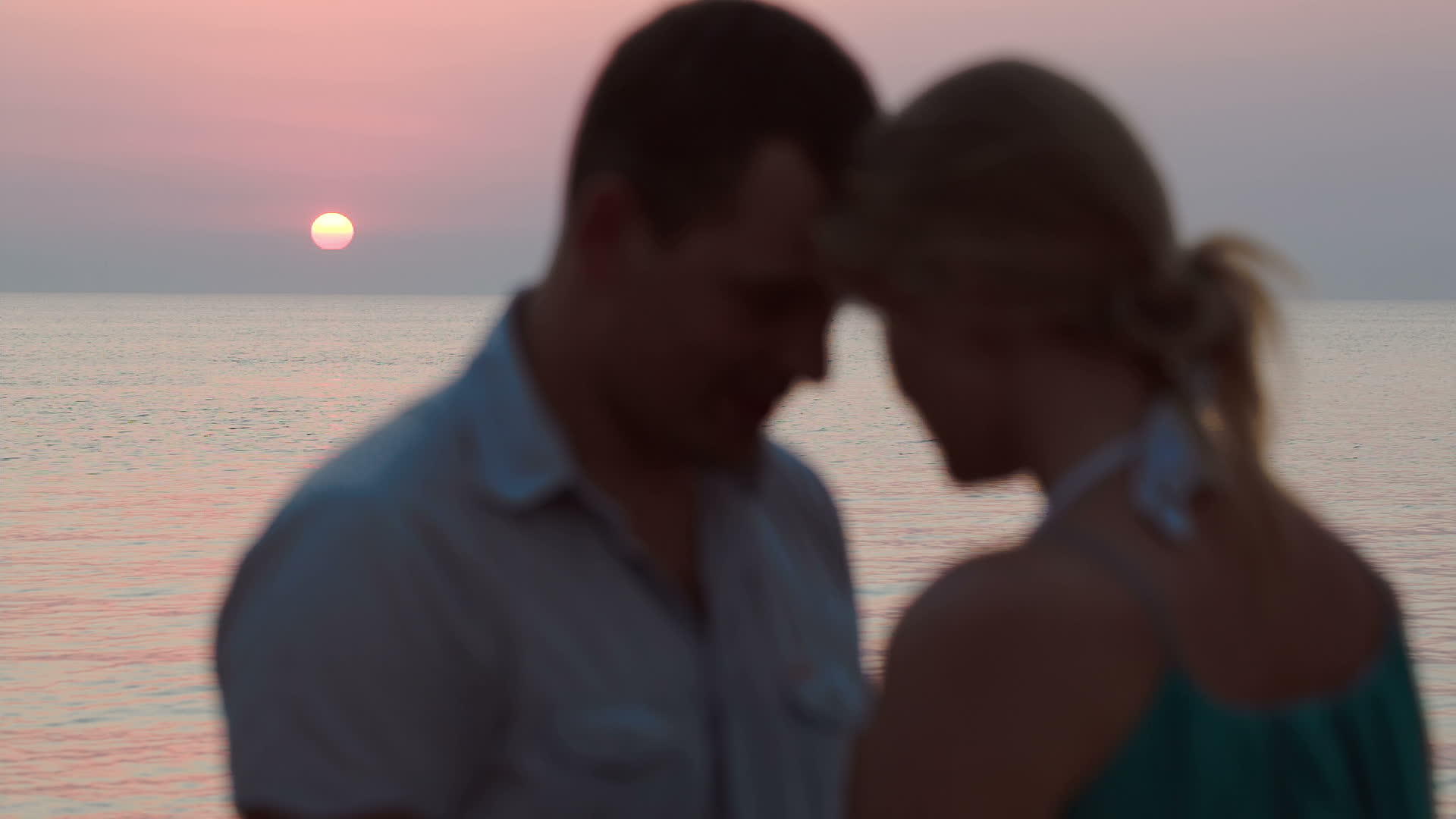 日落时在海滩上相爱的恋人视频的预览图