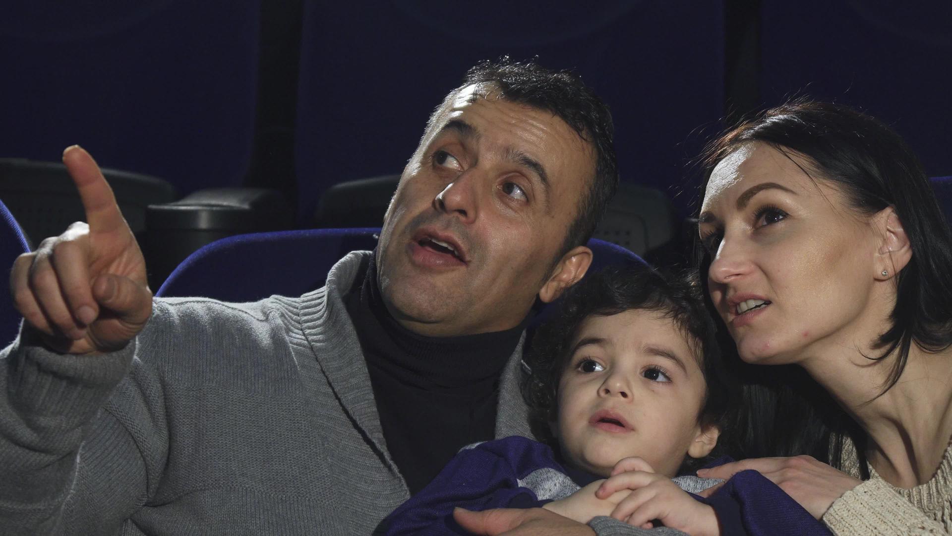 在电影院看电影充满欢乐和爱的家庭视频的预览图