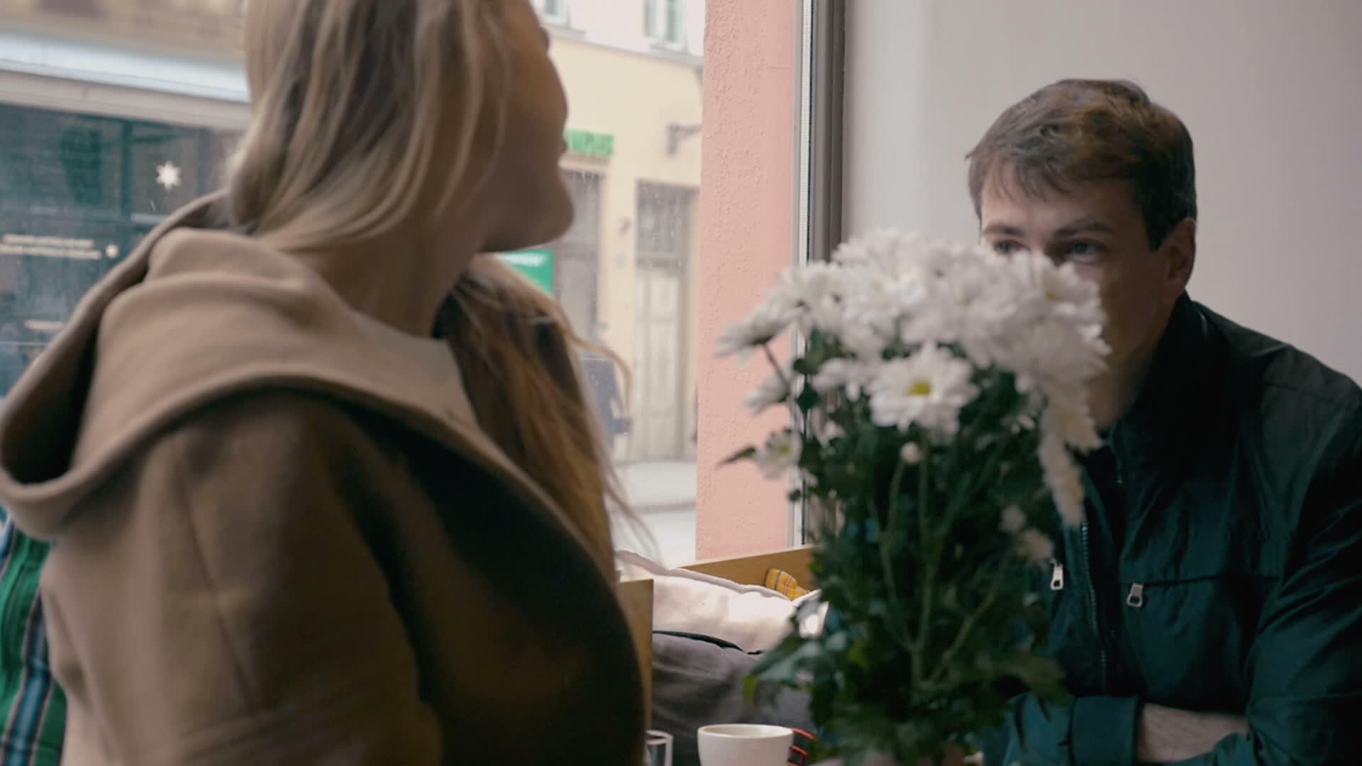 看着对方在咖啡馆里的恋人视频的预览图