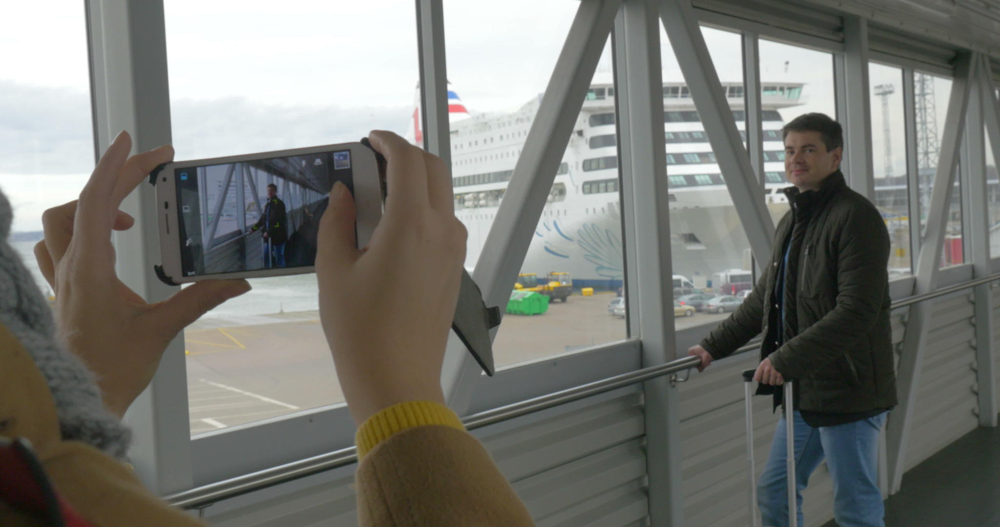 一名男子在码头拍摄的照片视频的预览图