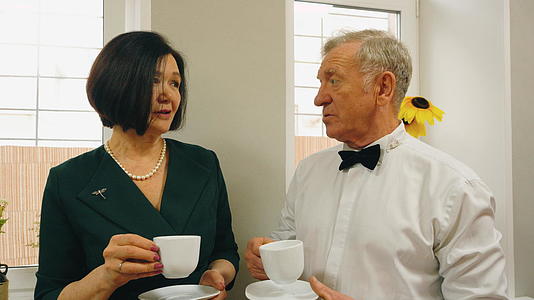 优雅的老人和女人一起喝茶聊天视频的预览图
