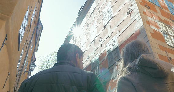 两名游客在城市里散步用垫子拍照视频的预览图
