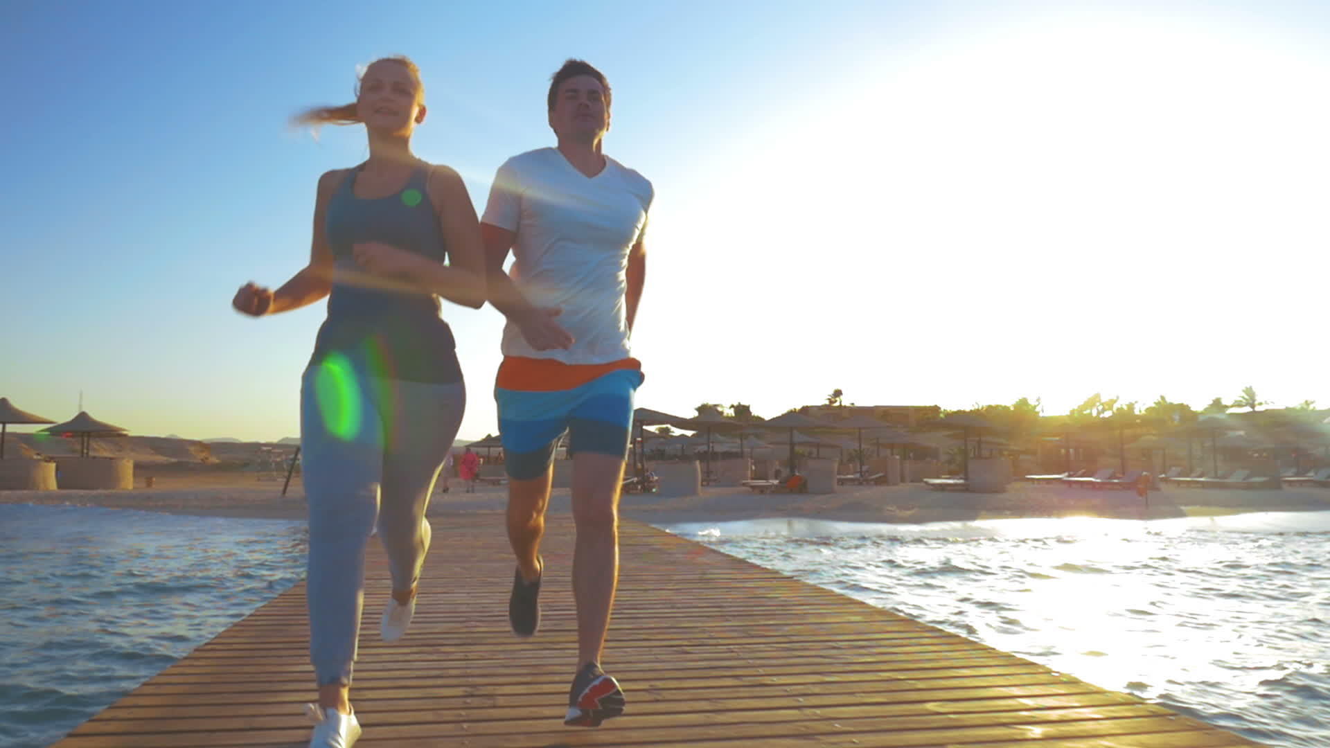 两对夫妇在海码头慢跑视频的预览图
