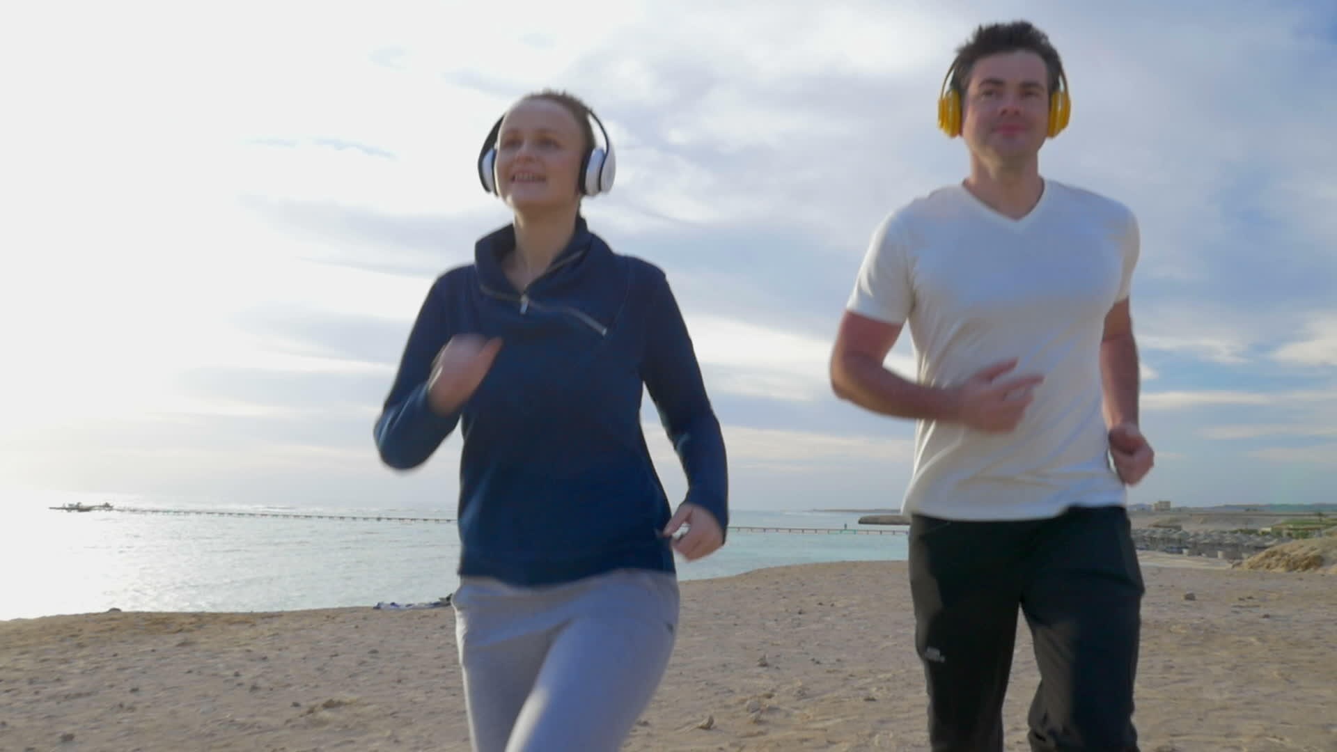 夫妻俩在沙滩上慢跑视频的预览图