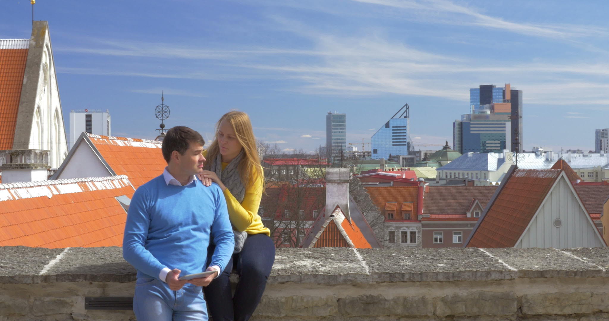 这对夫妇在历史古城的高原上约会视频的预览图