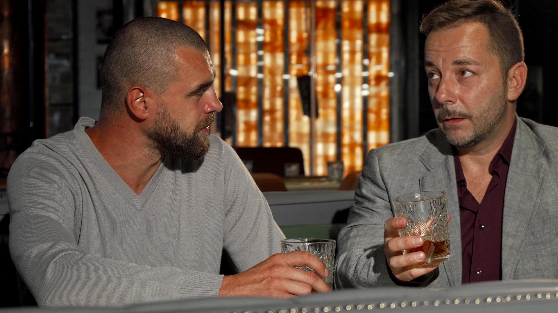 两个男性朋友在酒吧喝威士忌享受威士忌视频的预览图