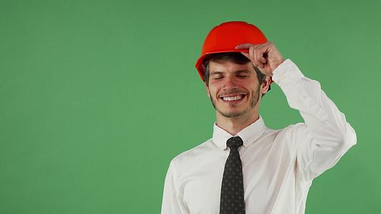 帅帅帅帅的男工程师戴着硬帽对着镜头眨眼视频的预览图
