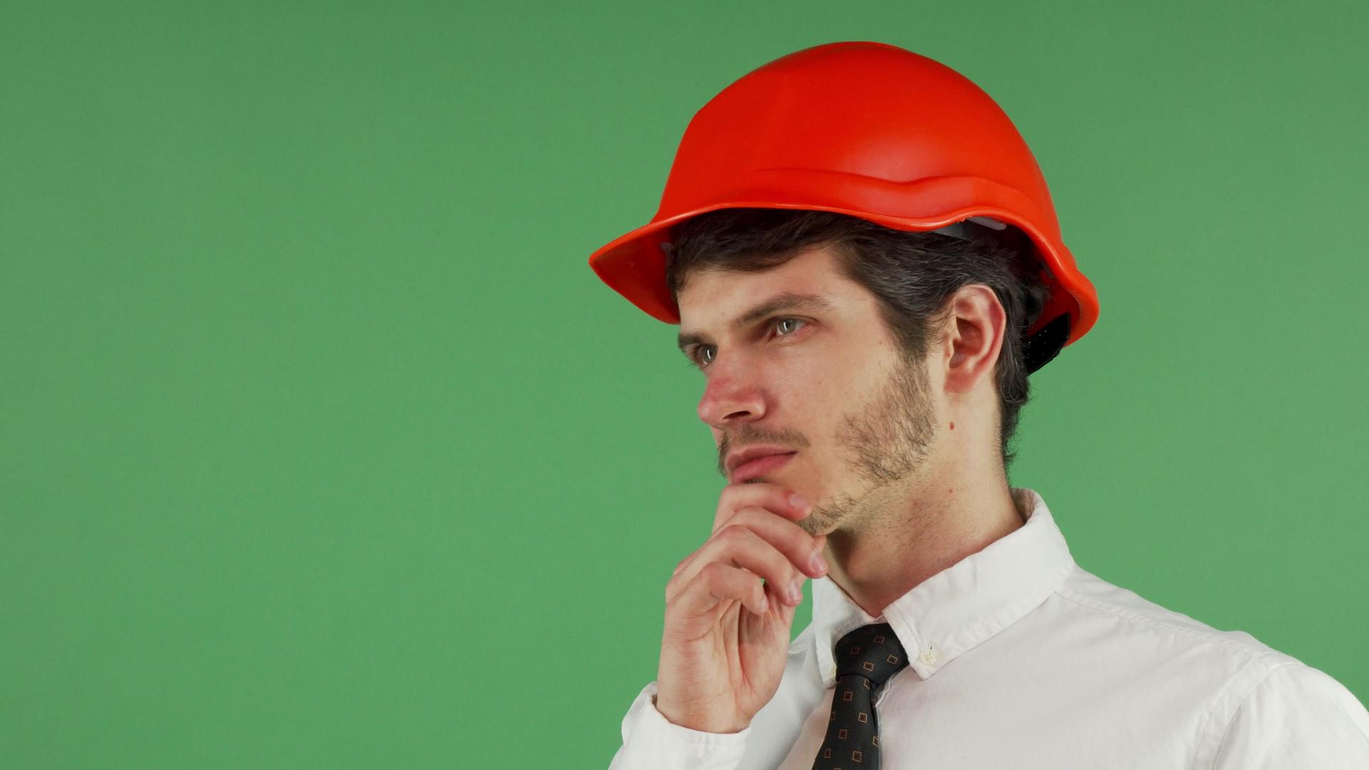 英俊的男性建筑师戴着强硬的帽子从远处看视频的预览图