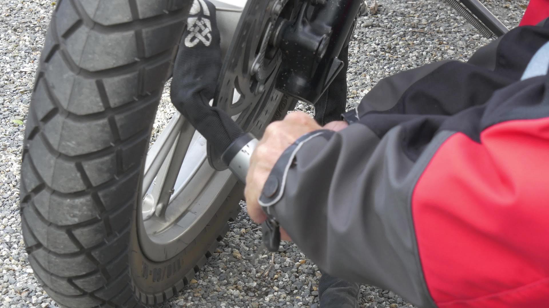 男子用锁安全锁挡住摩托车车轮视频的预览图