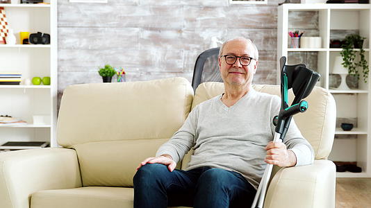 退休男子在舒适的养老院对着镜头微笑视频的预览图