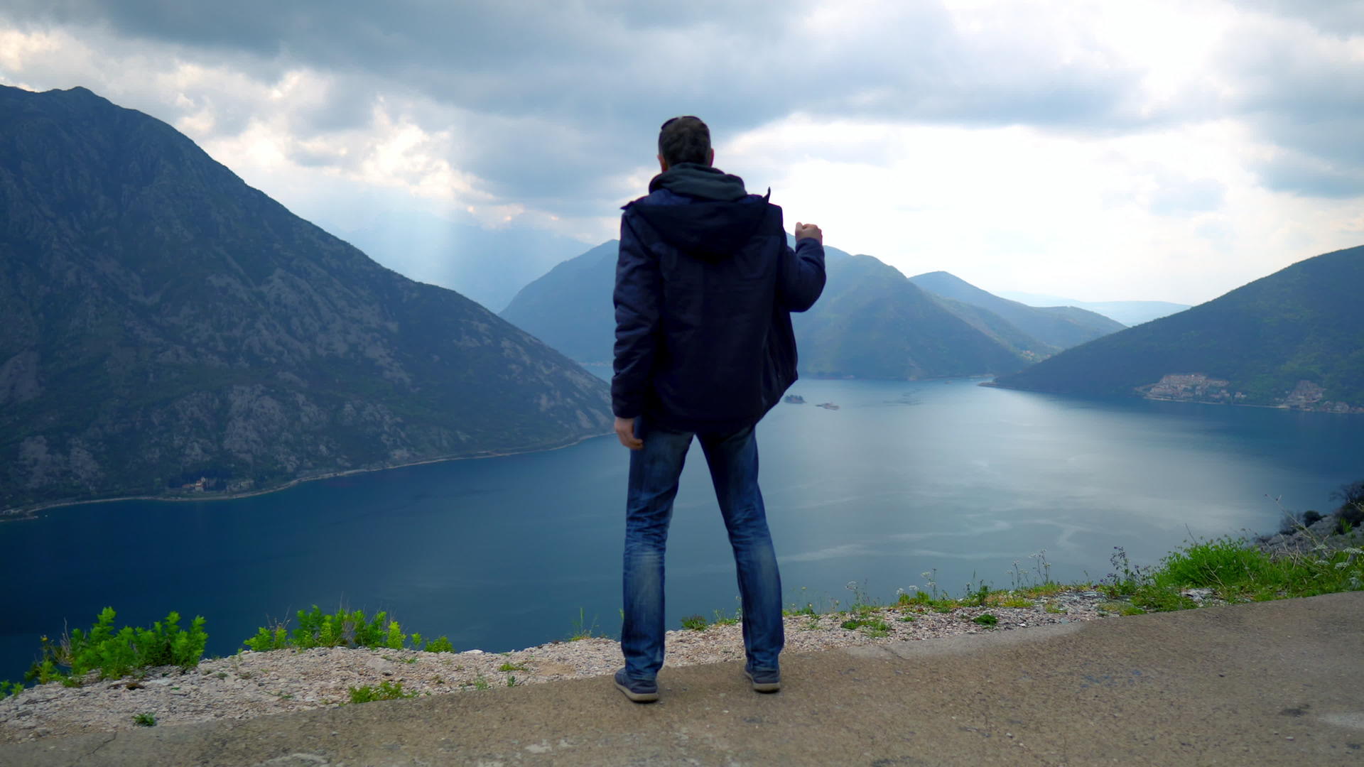 站在山上的男人享受着惊人的风景视频的预览图