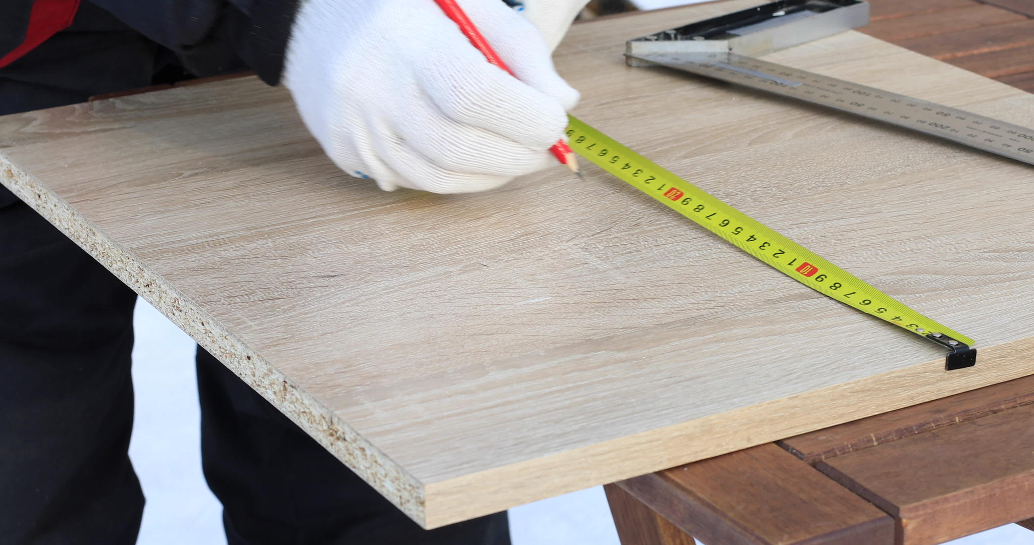 男性工人用胶带尺寸和木板上的尺子标出体积视频的预览图