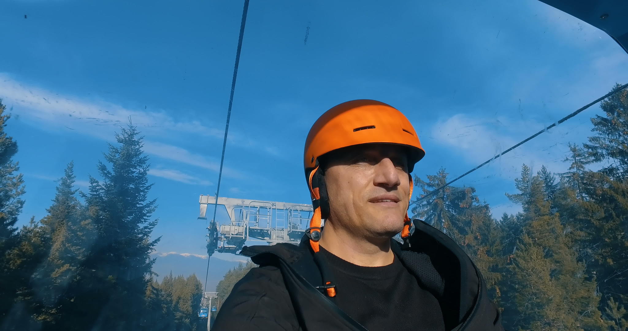 未经允许男滑雪运动员戴着橙色头盔骑马Gondola视频的预览图