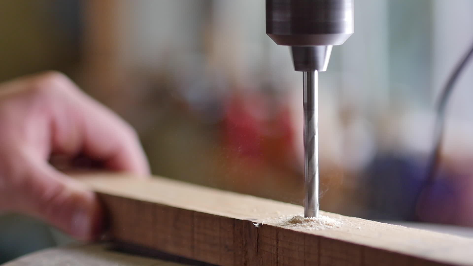 用钻头在一块再生木上缓慢移动钻头夹头由木匠手工制作视频的预览图