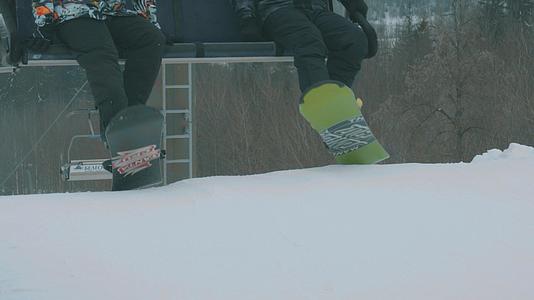 冬季滑雪场徐徐上升的缆车单板滑雪视频的预览图