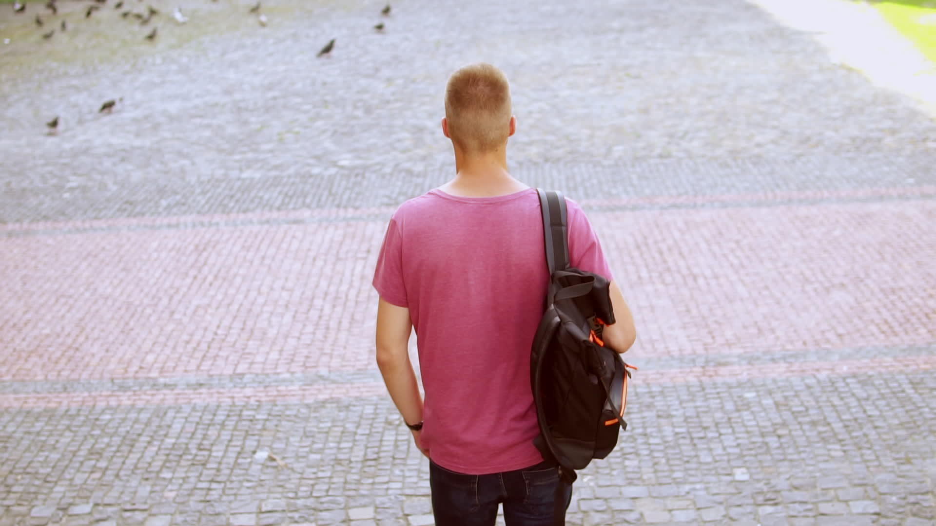 背面有背包的人在城市里行走视频的预览图