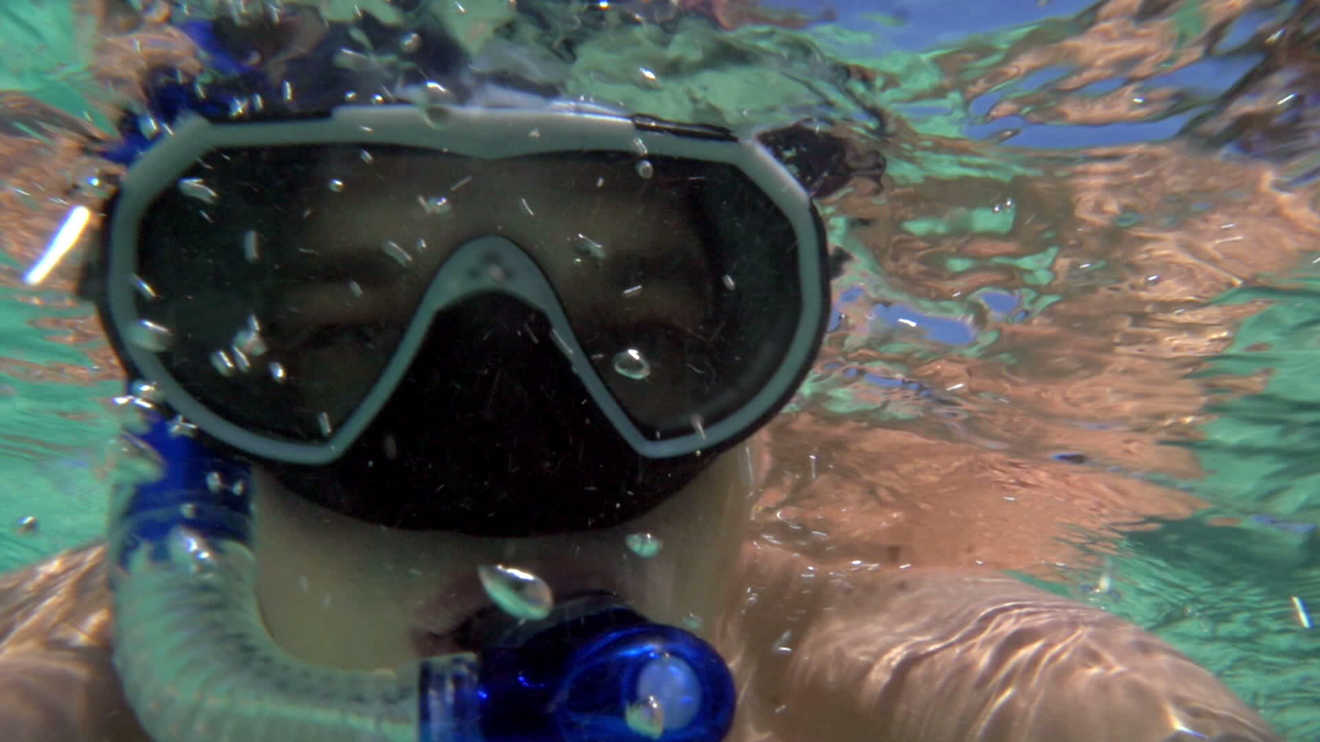 水下自拍的年轻人视频的预览图
