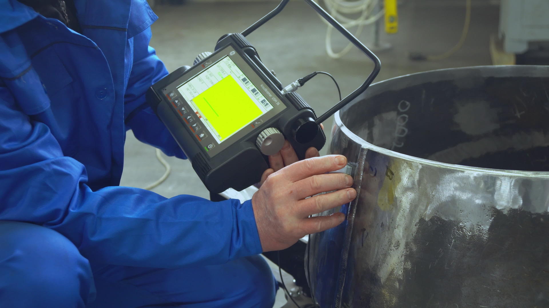 工厂工人检查管道焊接超声波检查视频的预览图