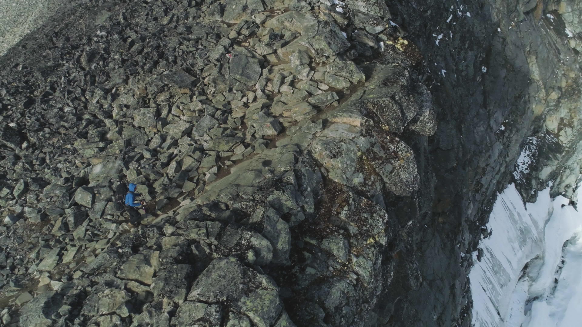 无人驾驶飞机在悬崖附近的诺韦尔高雪山上飞行视频的预览图