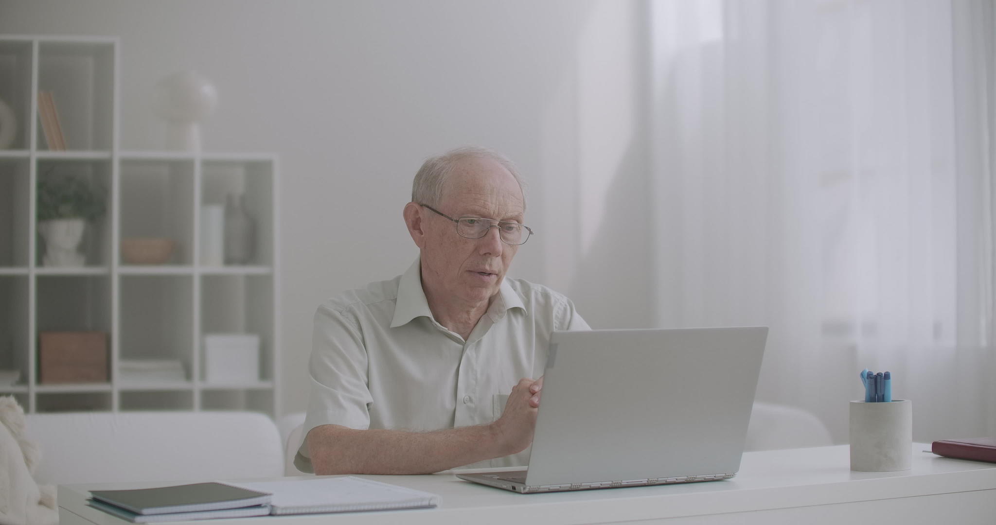 老年男性律师通过互联网通过网络摄像咨询与客户沟通视频的预览图