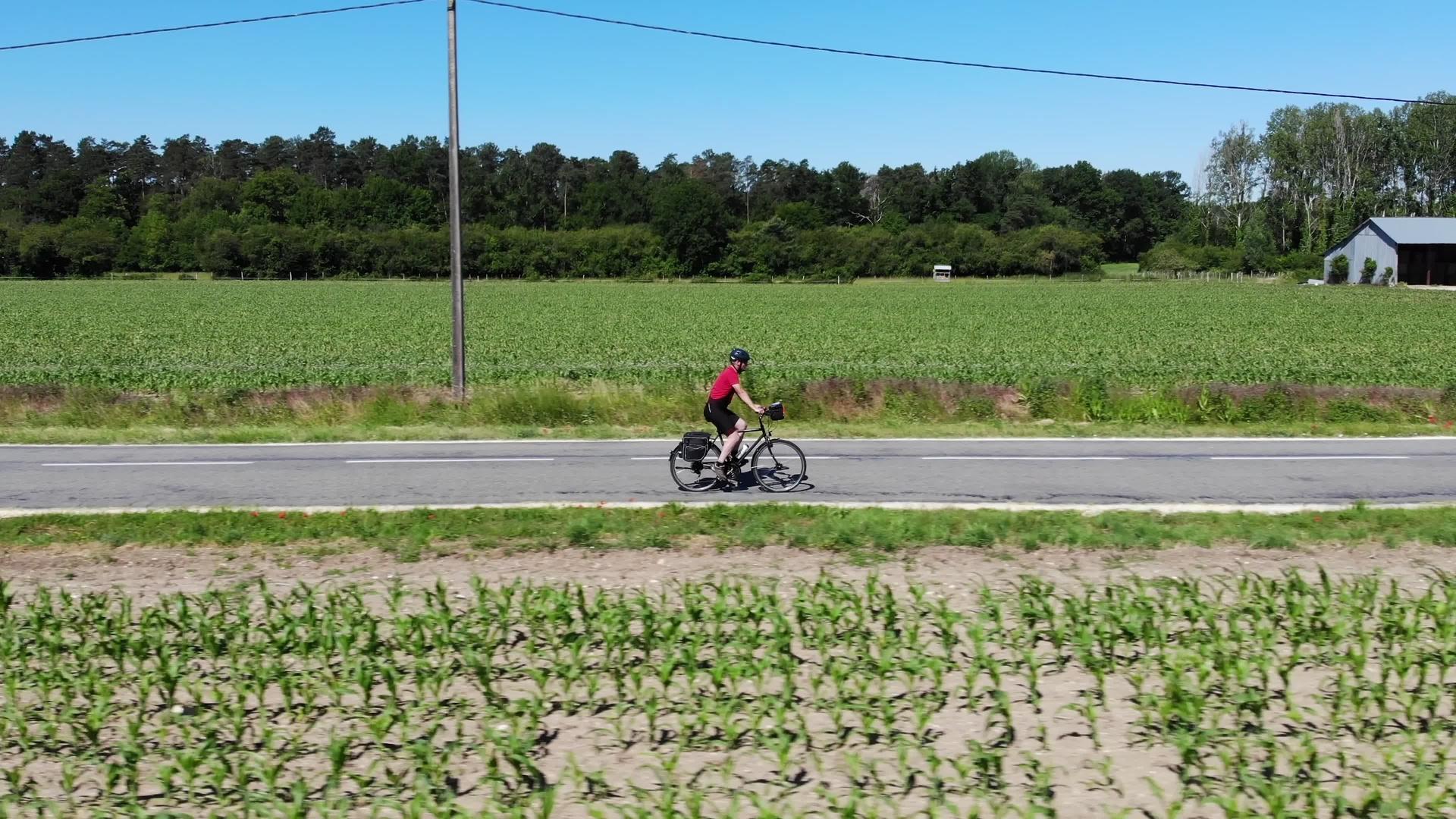 空中无人驾驶飞机史诗片段专业骑自行车的人视频的预览图