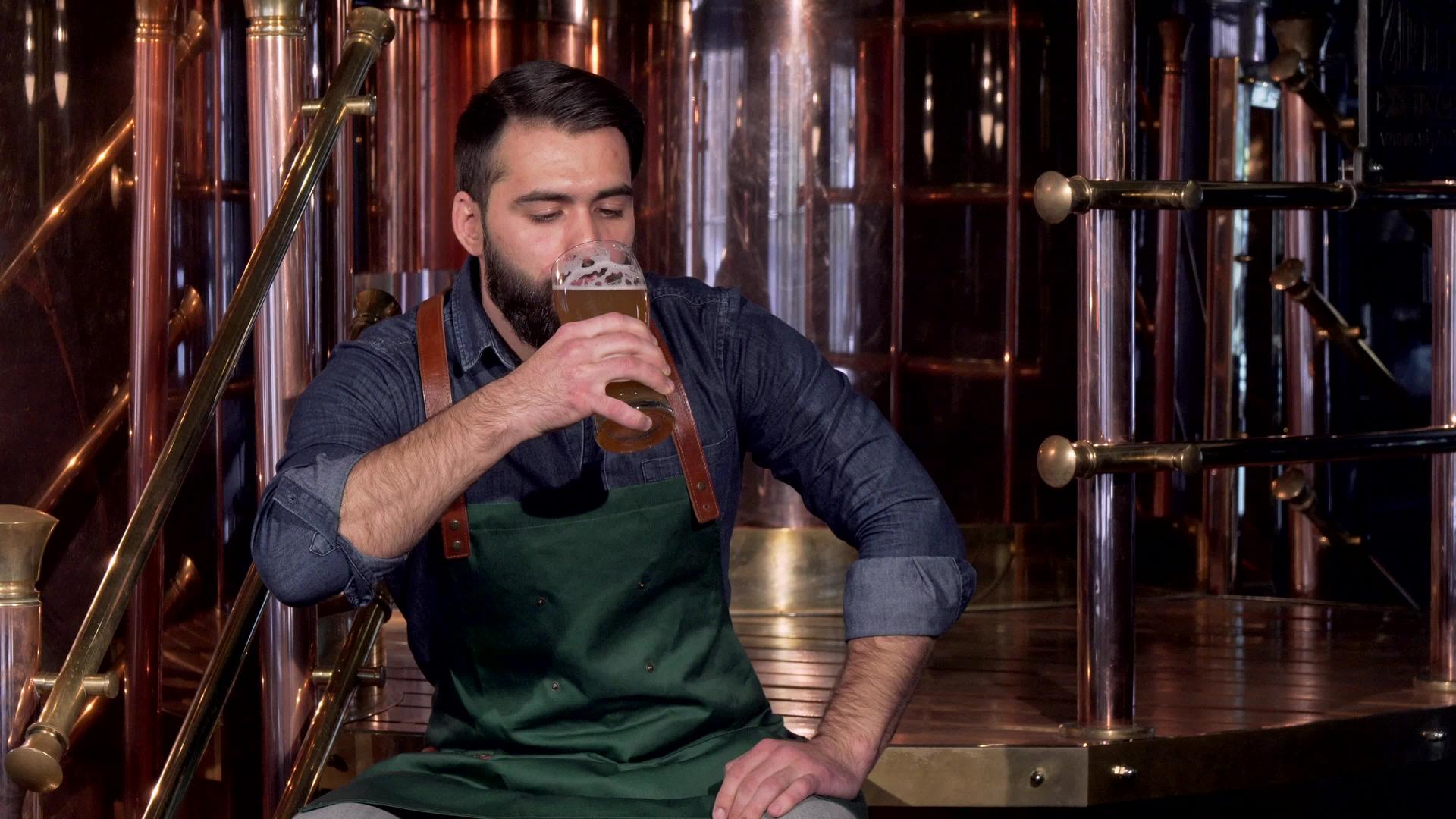 快乐啤酒制造商下班后在他的啤酒厂休息喝美味的啤酒视频的预览图