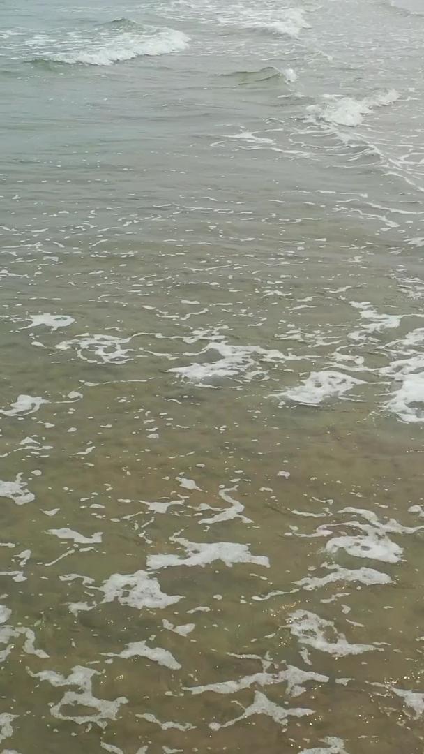 海岸上的海浪穿过机器视频的预览图