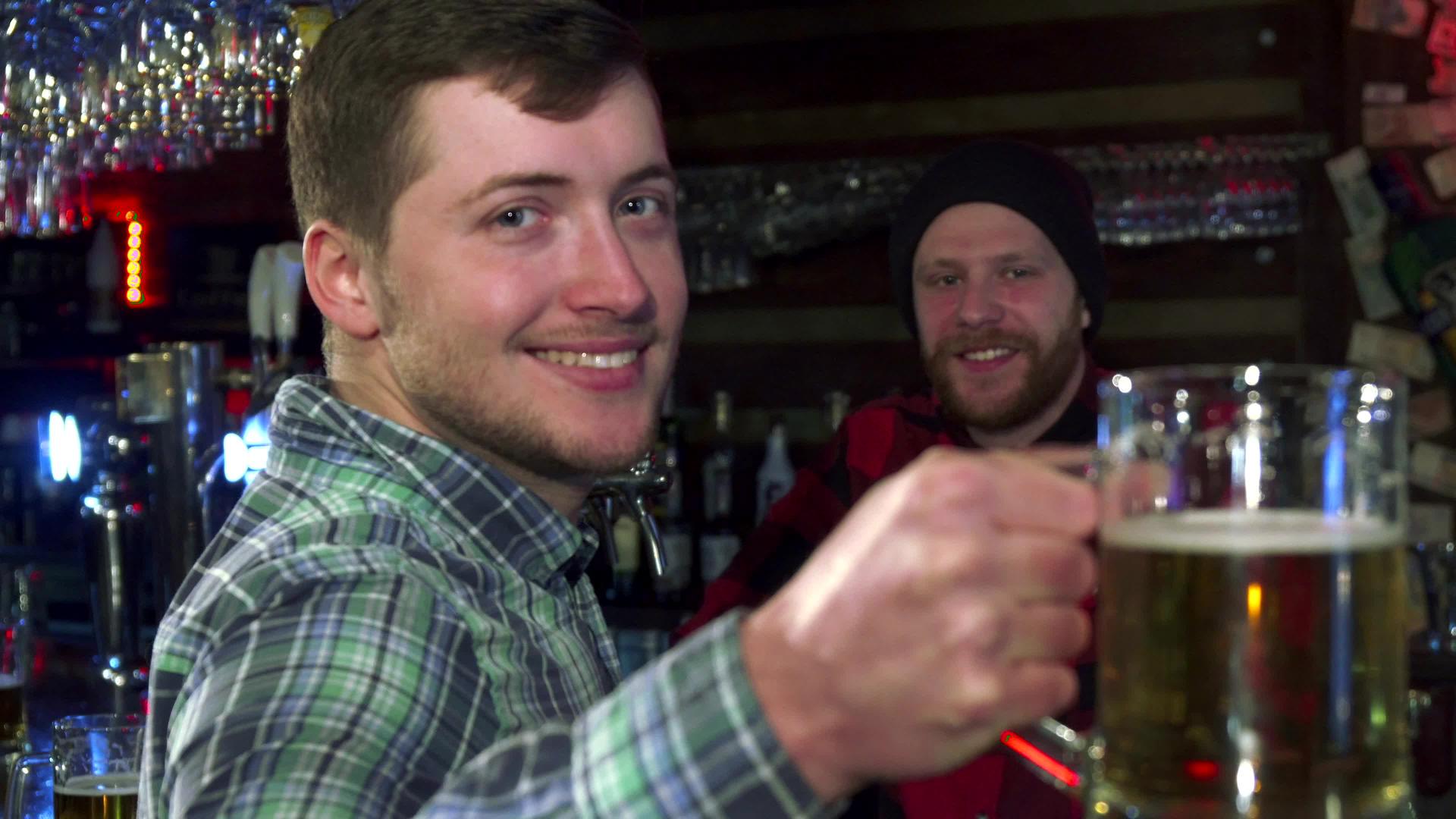 男人在酒吧里喝一杯啤酒视频的预览图