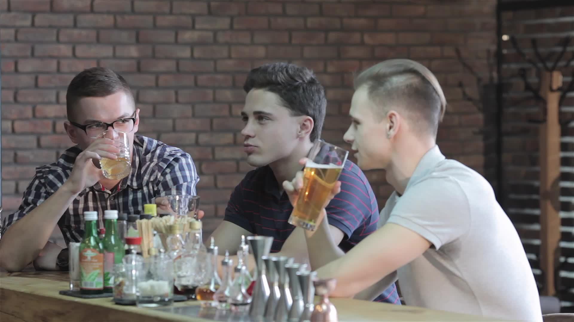 男人在酒吧聊天视频的预览图
