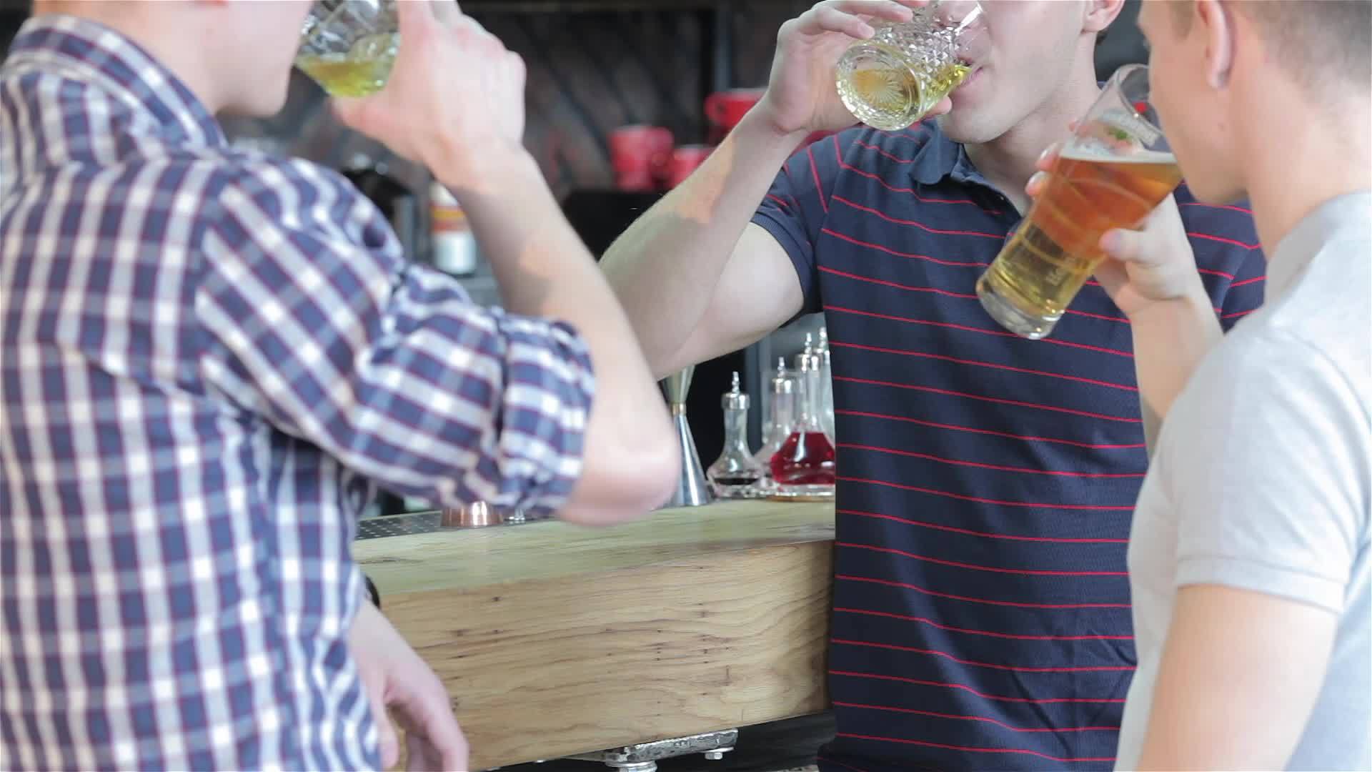 三个朋友在酒吧喝酒的熟人视频的预览图