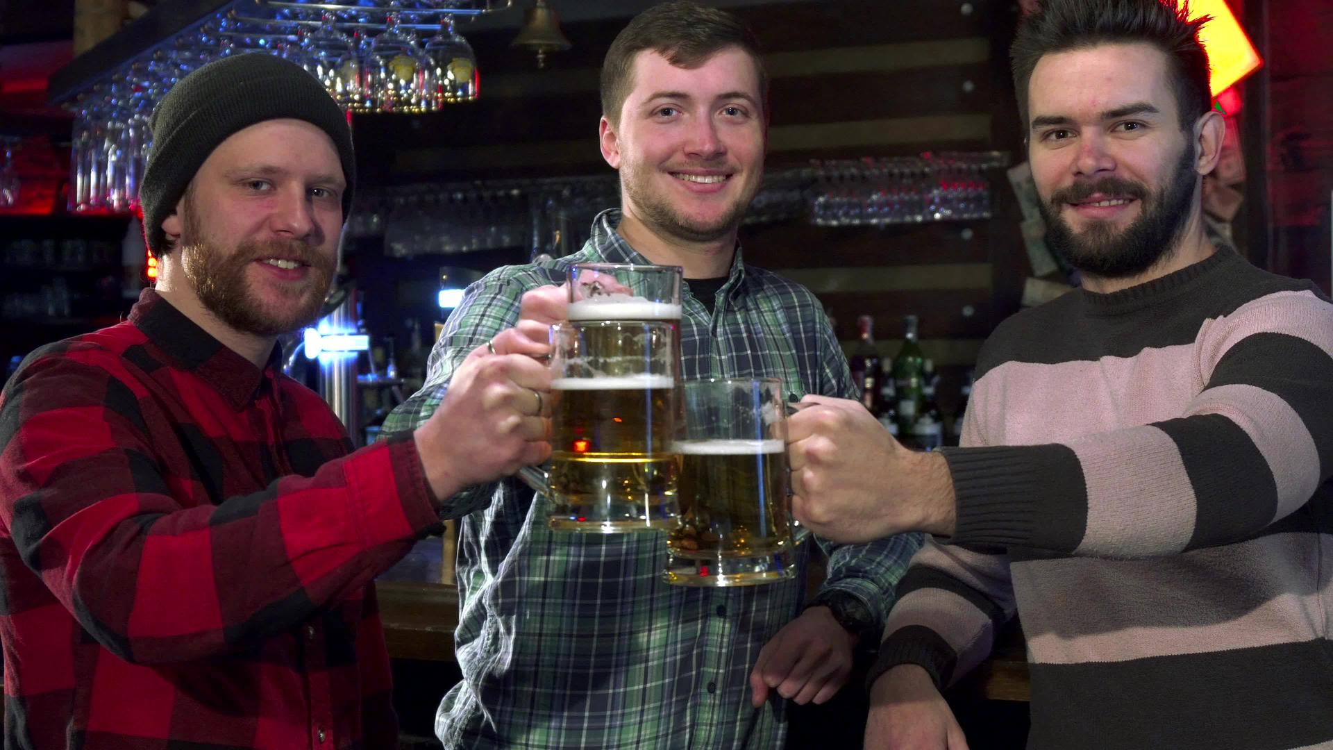 酒吧里有啤酒杯的朋友视频的预览图