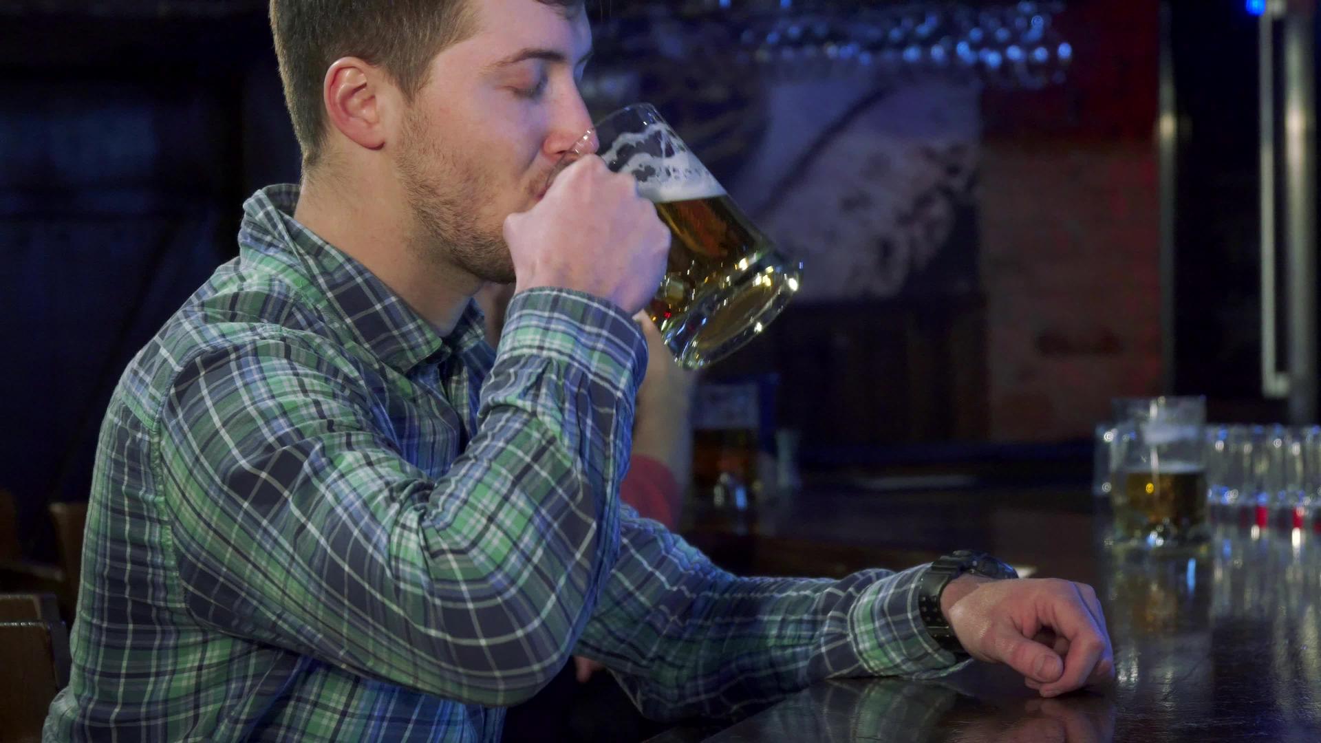 男人在酒吧喝啤酒视频的预览图