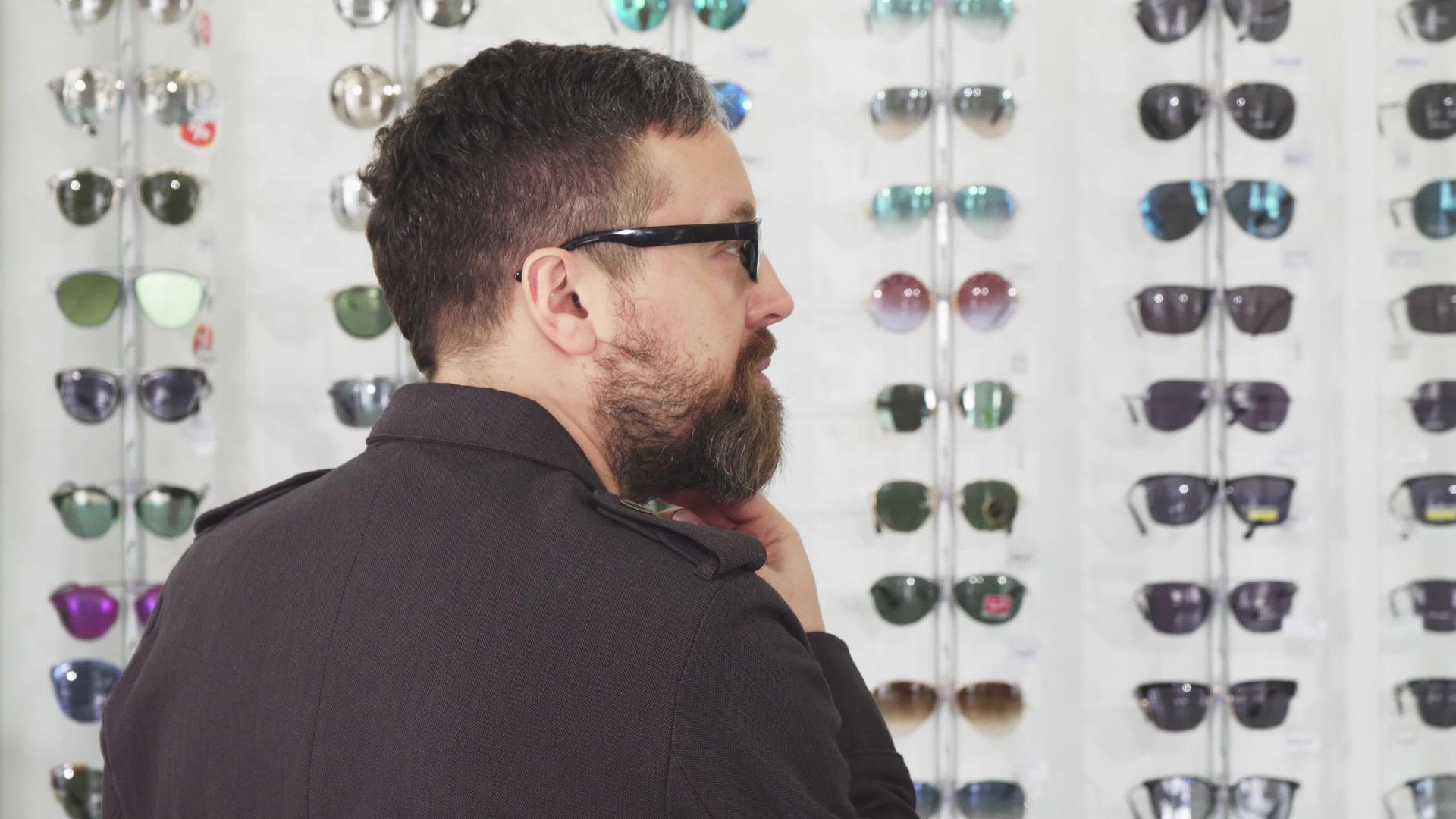 成年男性顾客男性顾客在眼装店选择眼镜视频的预览图
